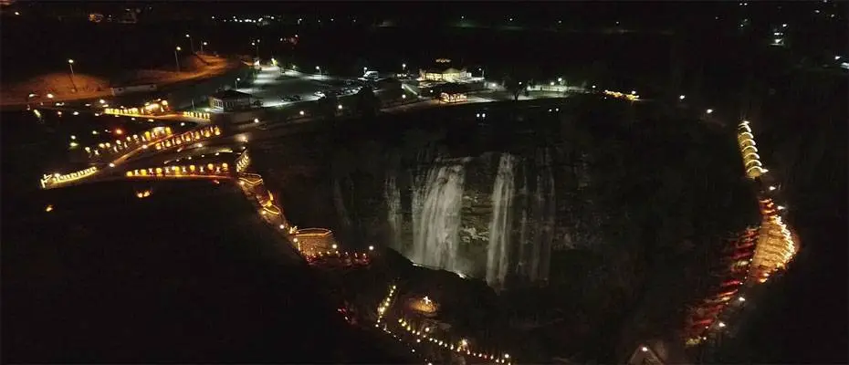Erzurum'da ışıklandırması yapılan Tortum Şelalesi eşsiz güzelliğe büründü