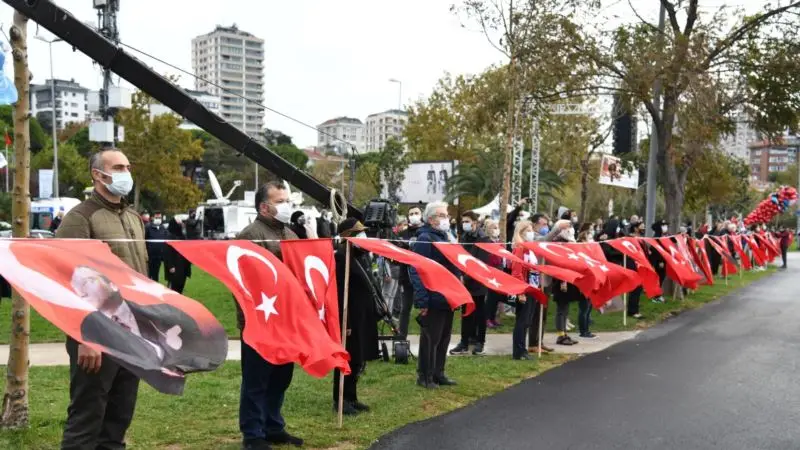İstanbul'da 'Ata'ya Saygı Zinciri'