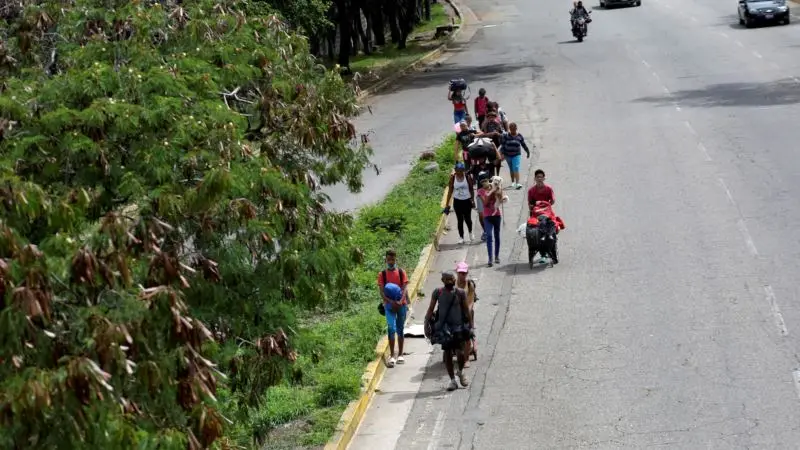 Binlerce Venezuelalı Ülkeyi Yürüyerek Terk Ediyor