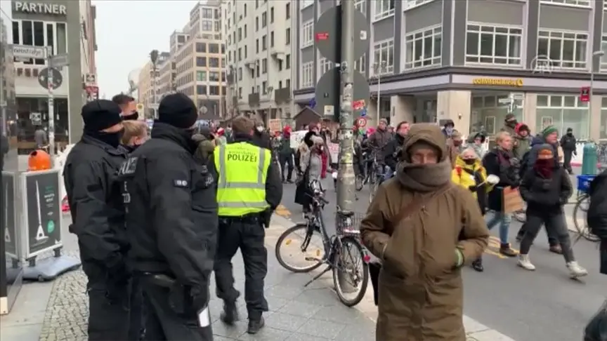 Almanya’da Kovid-19 karşıtları medya kuruluşlarını protesto etti