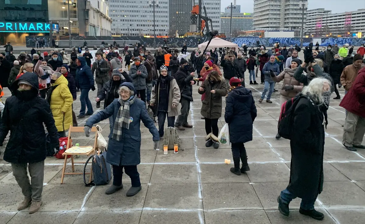 Berlin`de Kovid-19 önlemleri karşıtı gösteri düzenlendi