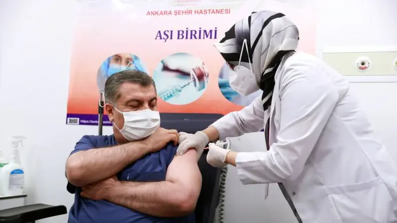 Fahrettin Koca "Acil Kullanım Onayı" ile Çin Aşısı Yaptırdı