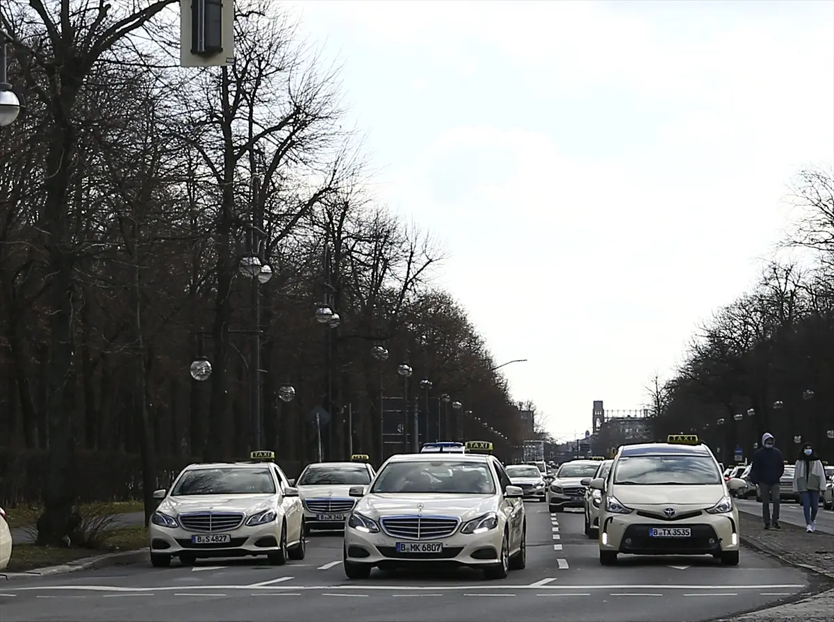 Berlin'de taksiciler Yolcu Taşıma Yasası'nda değişikliği protesto etti