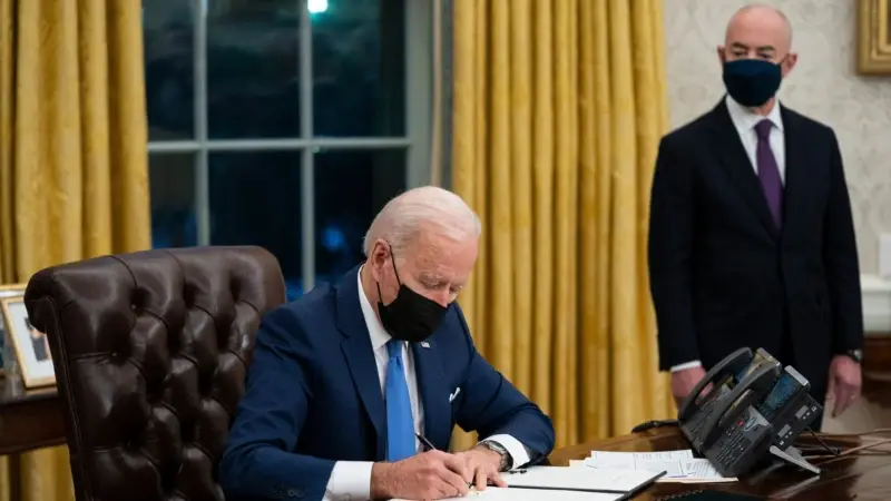 Biden'ın Göçmenlik Kararnameleri Muhafazakarları Endişelendirdi