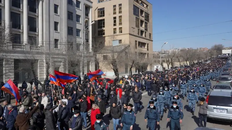 Erivan'da Protestocular Hükümet Binasını Bastı