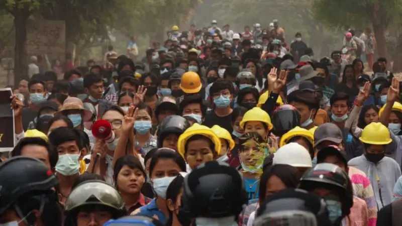 Myanmar’da Hava Saldırılarından Kaçanlar Tayland’a Sığınıyor