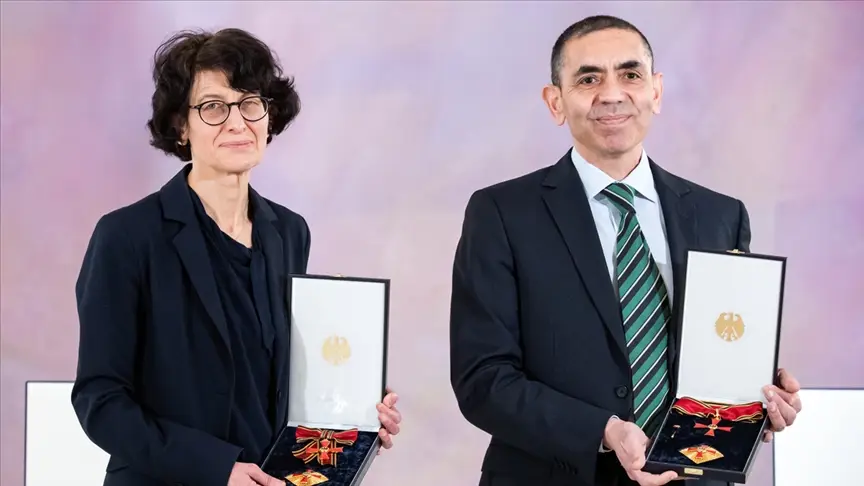 Almanya’da Prof. Dr. Uğur Şahin ve eşi Dr. Özlem Türeci’ye liyakat nişanı verildi