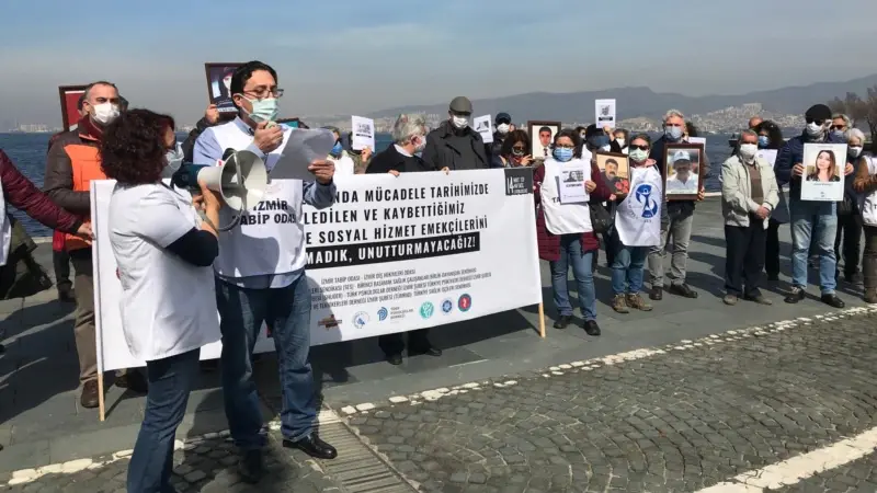 Sağlık Çalışanları Ölen Arkadaşlarını Andı