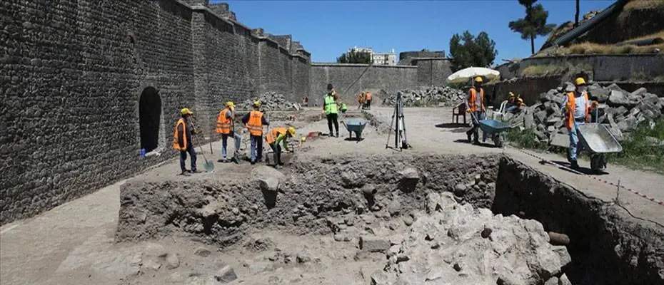 Diyarbakır'ın yarım asırdır kapalı olan tarihi 'Fetih Kapısı' açıldı