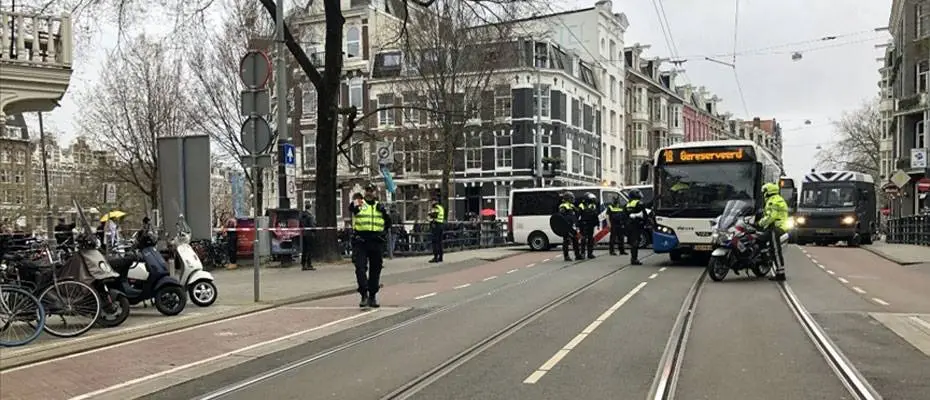 Hollanda'da hükümet 5 aşamalı Kovid-19 kısıtlamalarının gevşetilmesi planını açıkladı