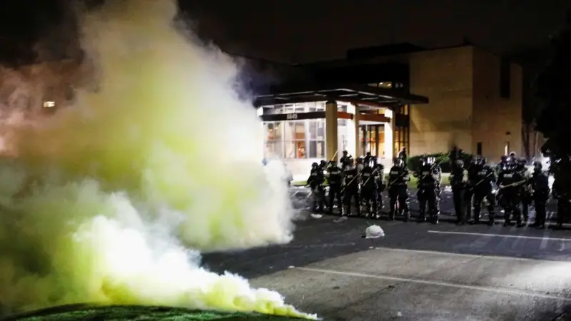 Minneapolis Polisi Yine Bir Siyahı Vurdu Protestolar Başladı