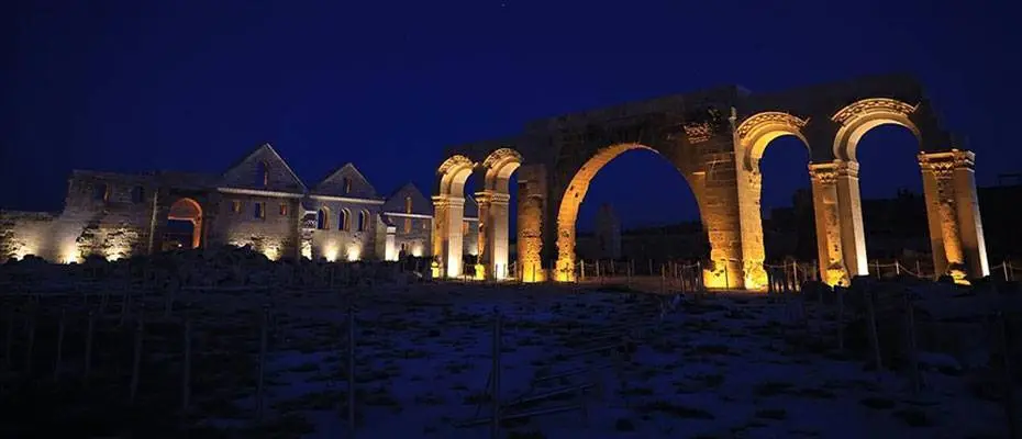 Şanlıurfa'daki turistik mekanlar özel ışıklandırmayla gece de görenleri cezbediyor
