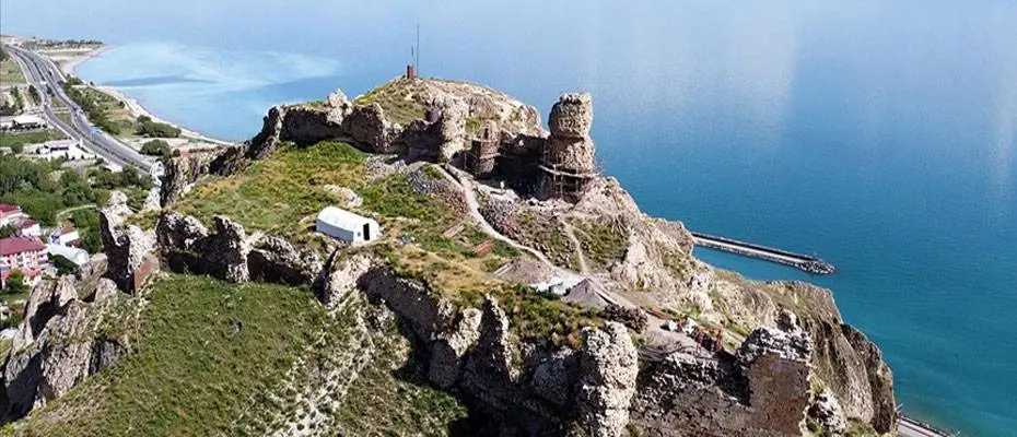 Van Gölü'nün eşsiz manzarasına sahip Urartu Kalesi restore ediliyor