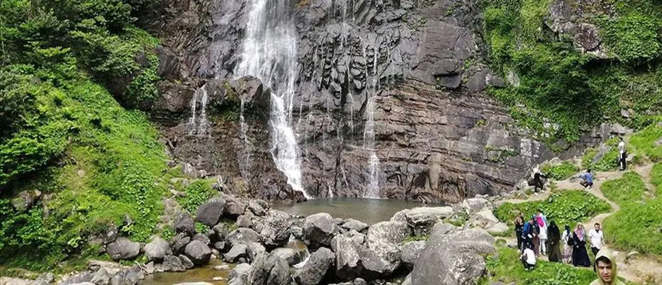 Artvin'in ihtişamlı şelalelerinden Mençuna ziyaretçilerini büyülüyor