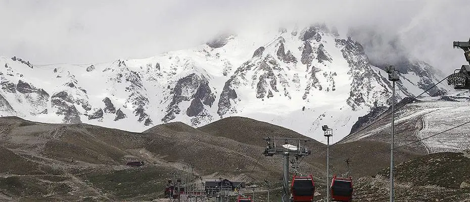 Erciyes'in yüksek kesimlerine kar yağdı