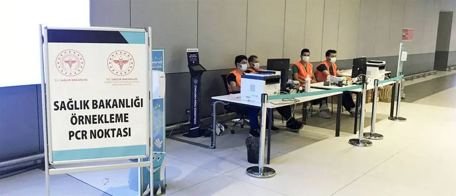 İstanbul Havalimanı'nda kurulan PCR noktasında örnekleme test işlemleri yapılıyor