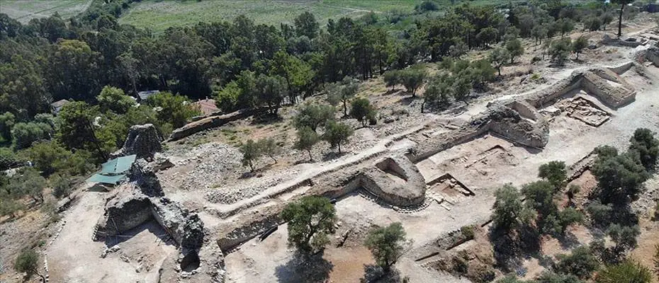 Muğla Akyaka'daki Orta Çağ'dan kalma kale surları gün yüzüne çıkarılıyor