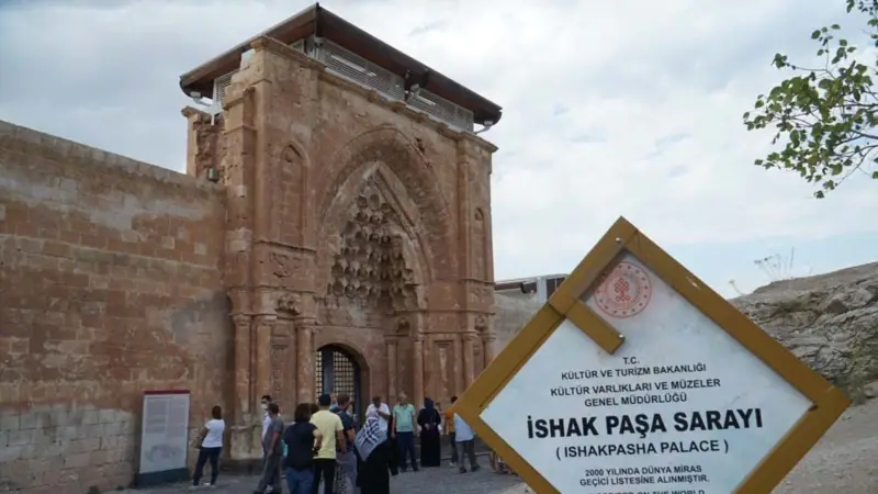 Tatilciler Tarihi Mekanlara Akın Etti
