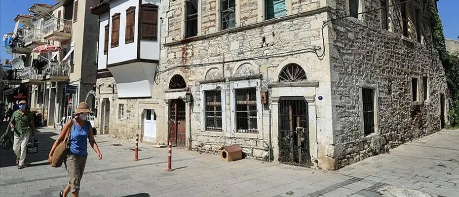 Yıllara meydan okuyan Foça'nın asırlık taş evleri ilçenin tanıtımına katkı sunuyor