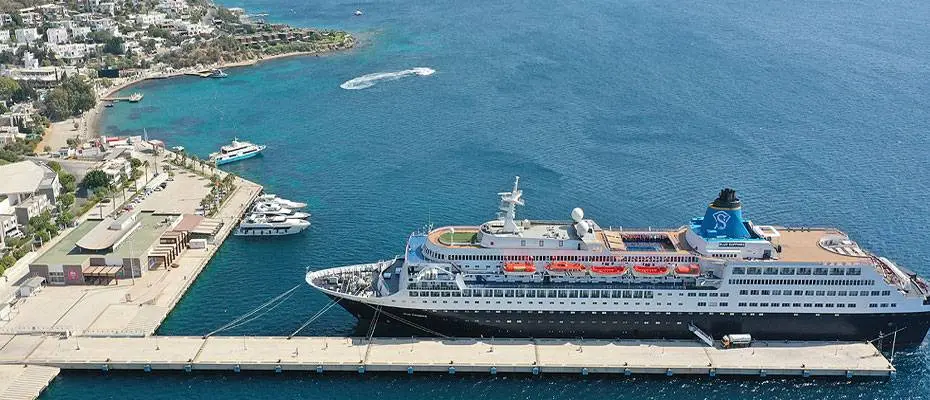 Bahama bayraklı kruvaziyer 'Blue Sapphire' 218 yolcusuyla Bodrum'a geldi