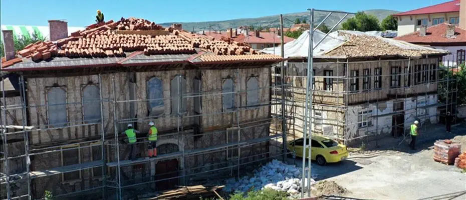 Çerkeş'in asırlık konakları eski günlerine dönüyor