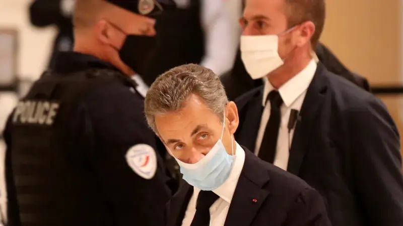 Sarkozy'ye Yolsuzluktan 1 Yıl Hapis Cezası