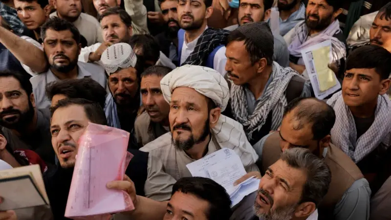 Afganistan’da Pasaport İzdihamı