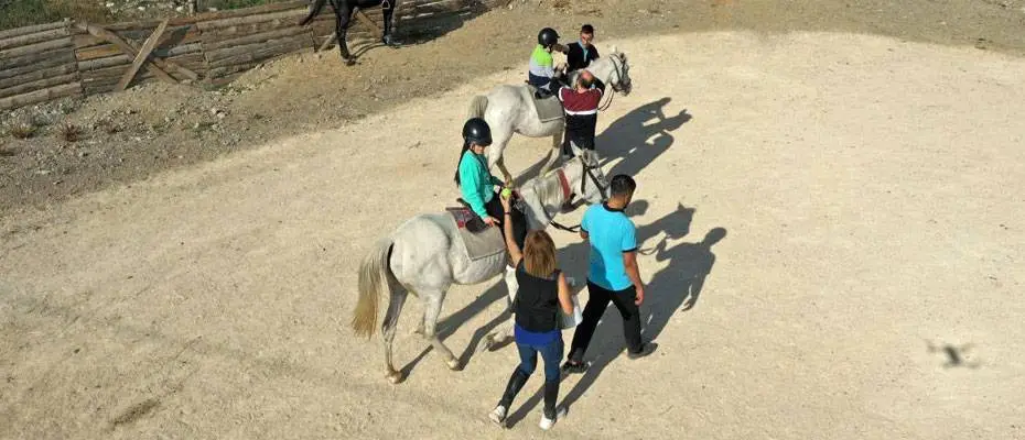 'Atlı terapi' özel bireyler ile ailelerinin yüzü güldürüyor