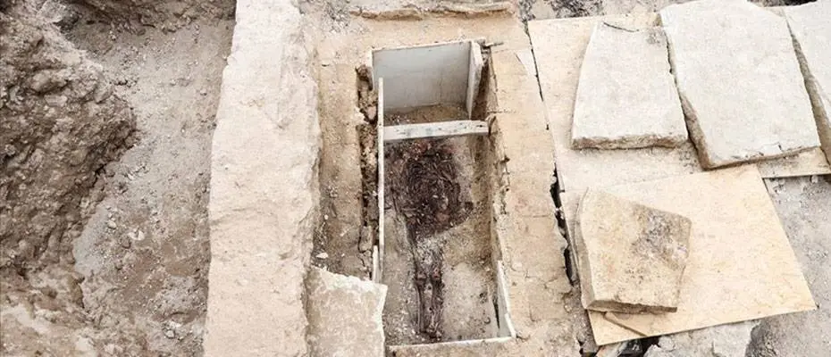 Kazlıçeşme Arkeolojik Kazı Alanı'nda lahit ve sandık tipi mezar bulundu