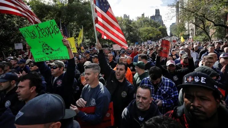 New York'ta Polis ve İtfaiyecilerin Aşı Direnişi