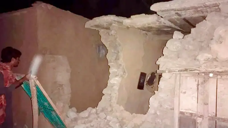 Pakistan'da Deprem Can Aldı