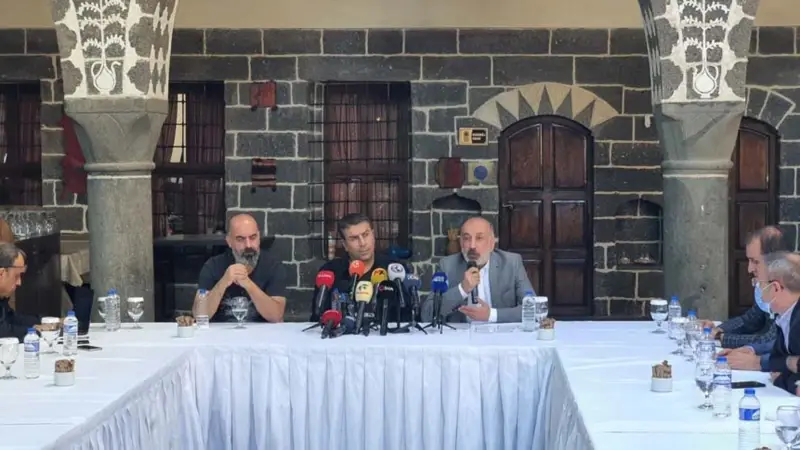 Sanatçı Güneştekin'den Sergisine Eleştirilere Yanıt