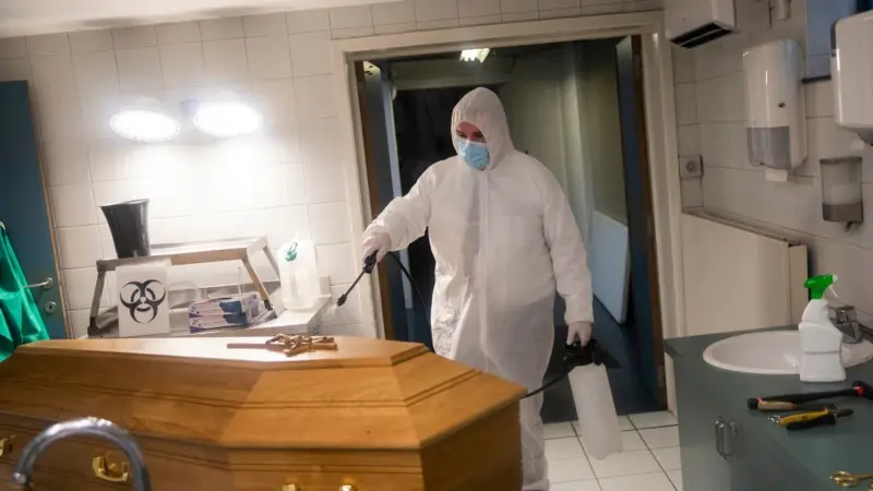 Avrupa'da Kış Öncesi Covid Vakaları Rekor Kırıyor