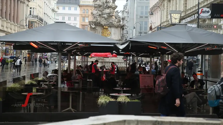 Aşısızlar Avusturya'da restoran, kuaför ve otellere giremeyecek
