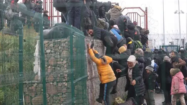 Belarus-Polonya sınırındaki göçmenler Polonya sınır kapısına dayandı