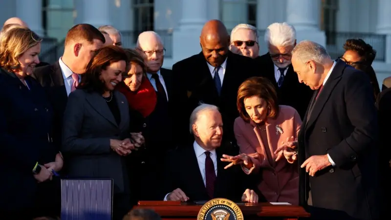 Biden 1 Trilyon Dolarlık Altyapı Tasarısını İmzaladı
