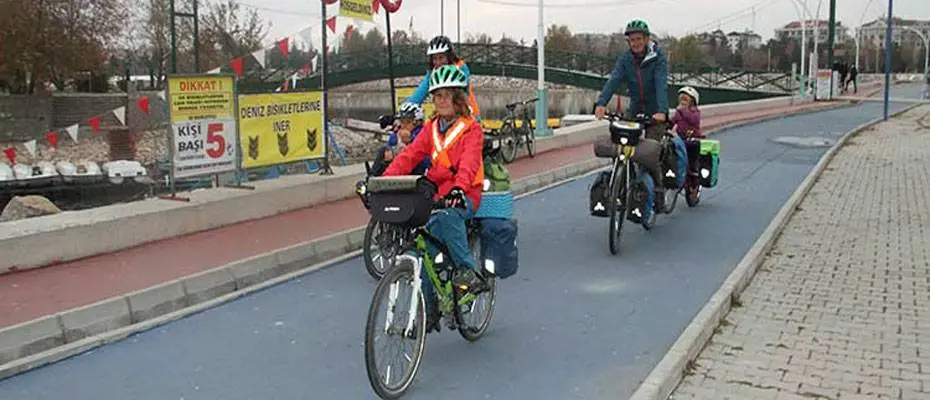 Bisikletle Avrupa ve Asya turuna çıkan Fransız aile Konya'da mola verdi