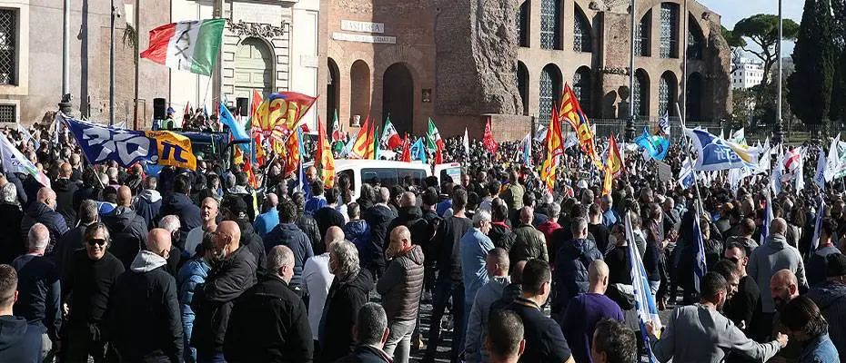 İtalya'da taksiciler genel greve giderek meydanlara indi