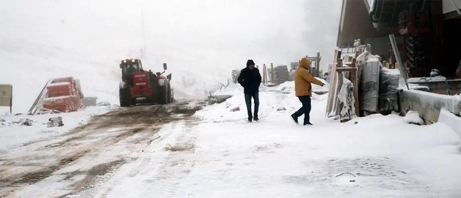 Kartalkaya'da kar yağışı ve sis etkili oluyor