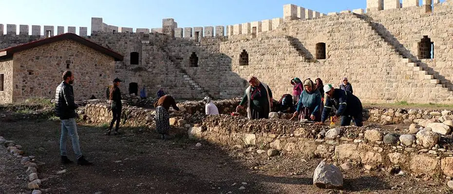 Payas'taki arkeolojik kazılar bölgedeki kadınlara kazanç kapısı oldu