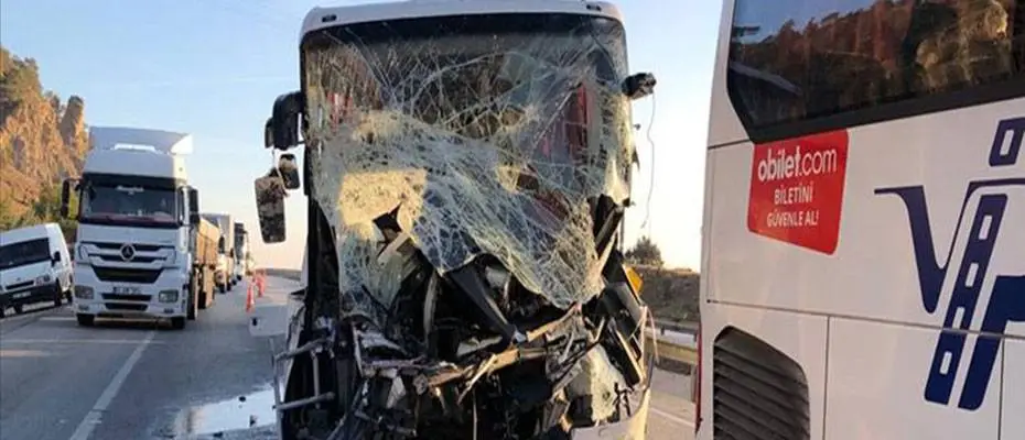 Yolcu otobüsü kaza yapan tırlara çarptı, hostes öldü, 35 kişi yaralandı