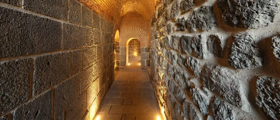 Diyarbakır'da tarihi surlardaki Yedikardeş Burcu temizlenerek ışıklandırıldı