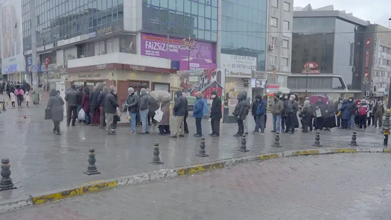 İstanbul'da Ekmek Kuyruğu Manzaraları