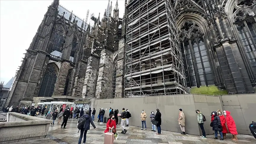 Köln Katedrali'nde Kovid-19 aşısı kuyruğu