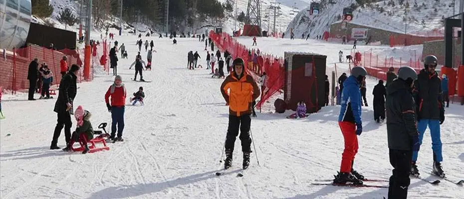 Palandöken Kayak Merkezi'nde yerli ve yabancı misafir yoğunluğu