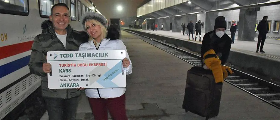 Seferlerine ara verilen 'Turistik Doğu Ekspresi' Kars'tan ilk seferine uğurlandı