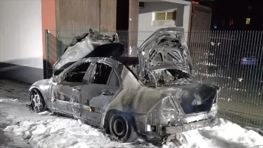 Cami otoparkındaki araç kundaklandı