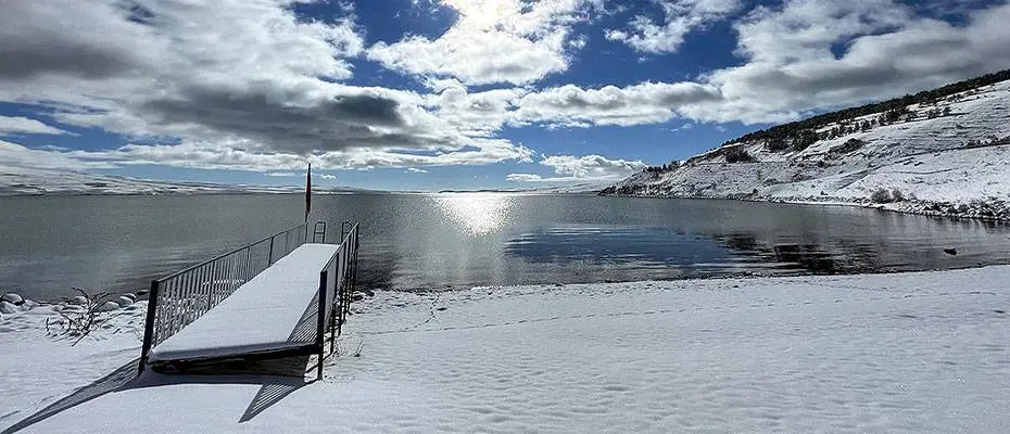 Çıldır Gölü'nün buz tabakası kar yağışıyla beyaza büründü