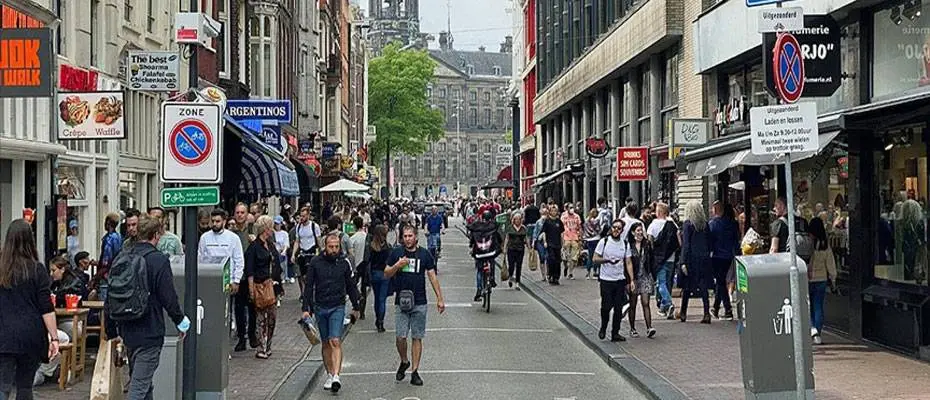Hollanda'da Kovid-19 kısıtlamaları kademeli olarak kaldırılıyor