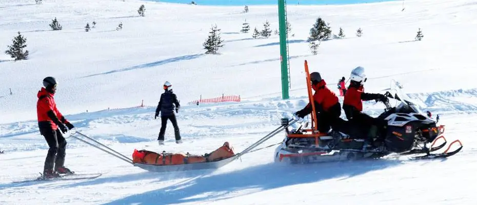 Kartalkaya'da jandarma timleri turistlerin güvenliği için zorlu şartlarda görev başında